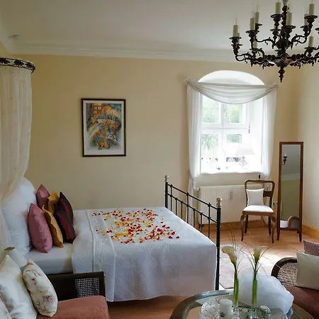 Herrenhaus Kunzwerda Bei - Aparthotel, Boardinghouse, Wohnen Auf Zeit 3*