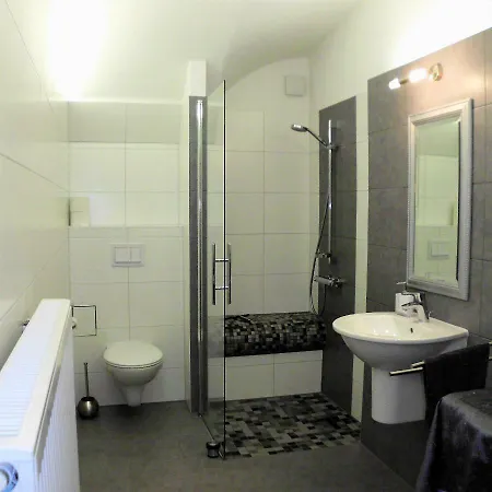 Apartment Herrenhaus Kunzwerda Bei - Aparthotel, Boardinghouse, Wohnen Auf Zeit