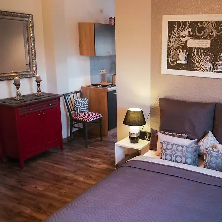 Apartment Herrenhaus Kunzwerda Bei - Aparthotel, Boardinghouse, Wohnen Auf Zeit 3*